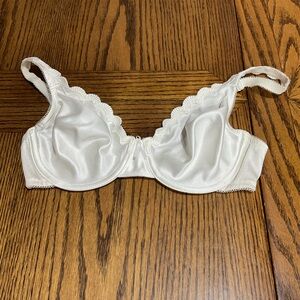 Pretty Wacoal Scalloped Edge Satiny Bra